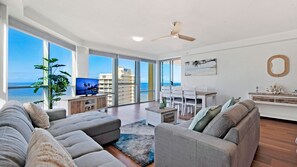 Smart TV - Spacious Family Apt - Waterslides & Ocean Views! - CoastHM (Surfers Paradise)