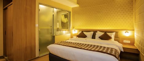 In-room safe, individually furnished, desk, laptop workspace