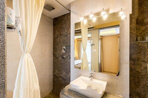 تجهيزات دش، دُش غزير، مجففات شعر، خف للقدمين