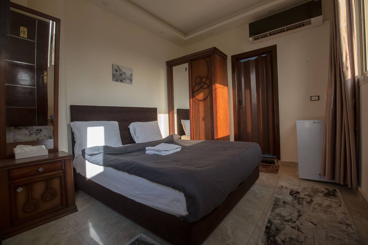 1 bedroom, hypo-allergenic bedding, free wired internet