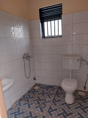 Douche, sèche-cheveux, savon, papier toilette