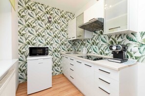 Kylskåp, mikrovågsugn, spishäll och kaffe- och tebryggare