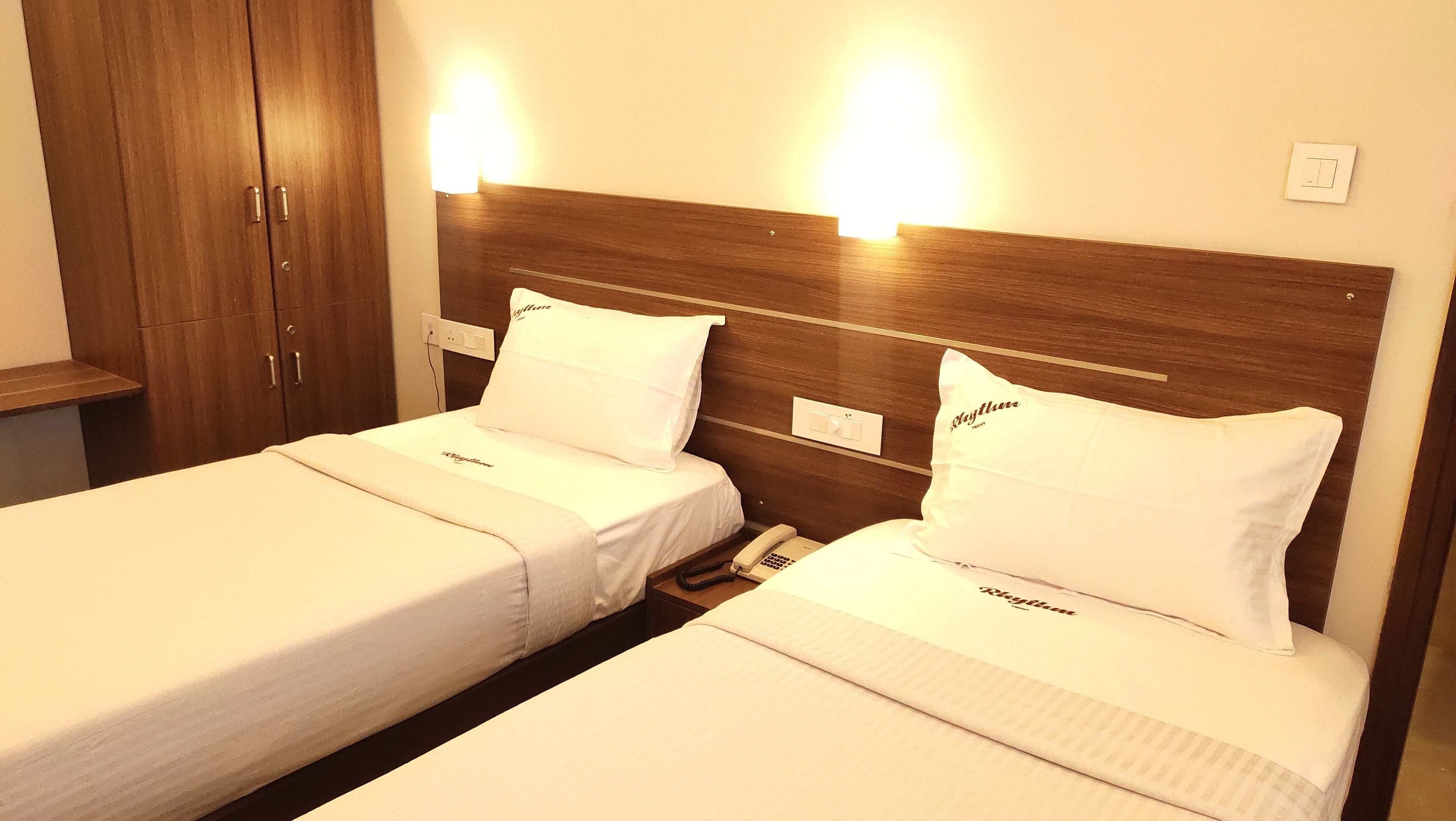 1 多间卧室、高档床上用品、记忆海绵床垫、办公桌