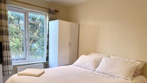 Huoneisto, 1 keskisuuri parisänky | 1 makuuhuone, ilmainen Wi-Fi, vuodevaatteet