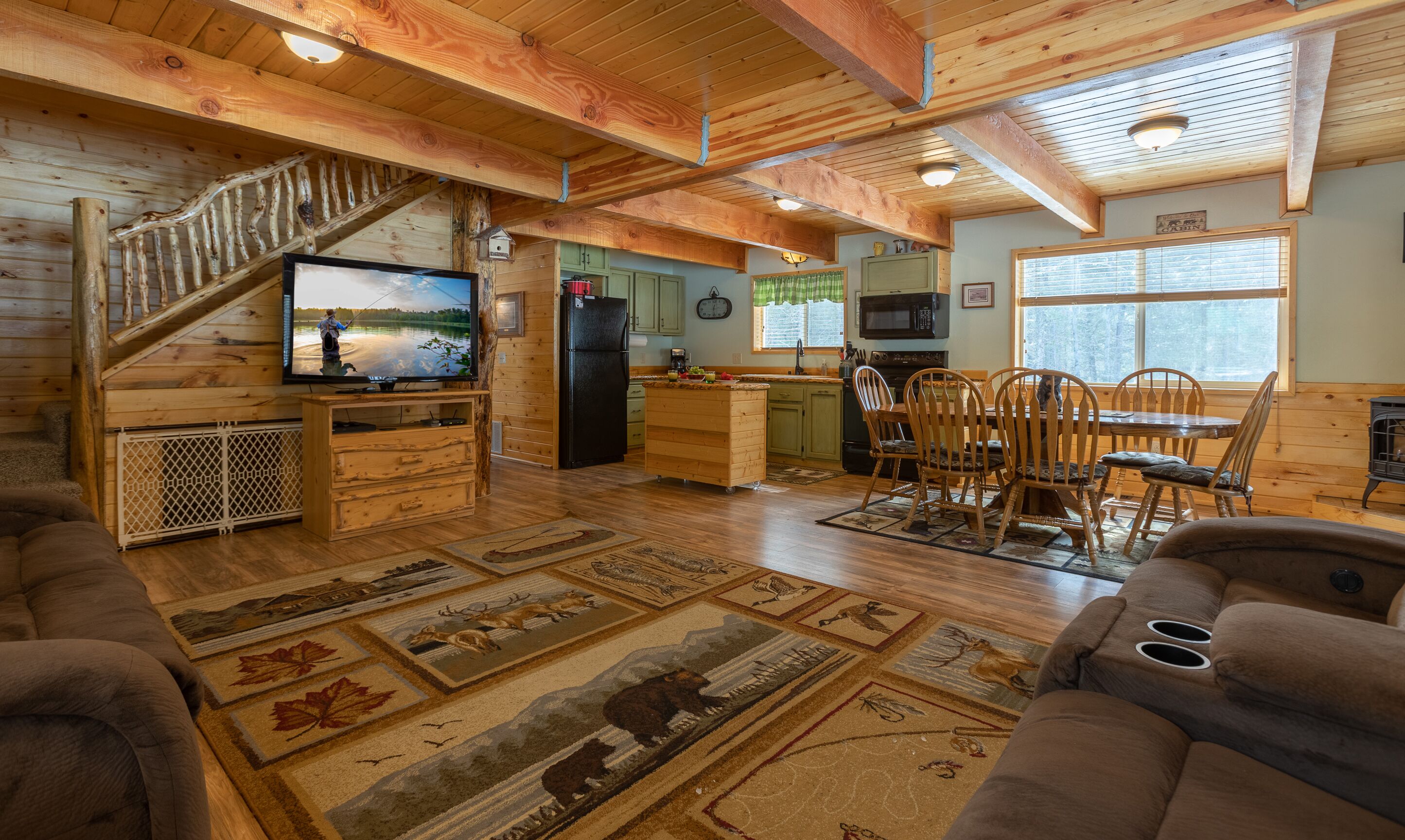 KABINO: Hot Tub Dog Friendly Fire Pit Roku High Chair