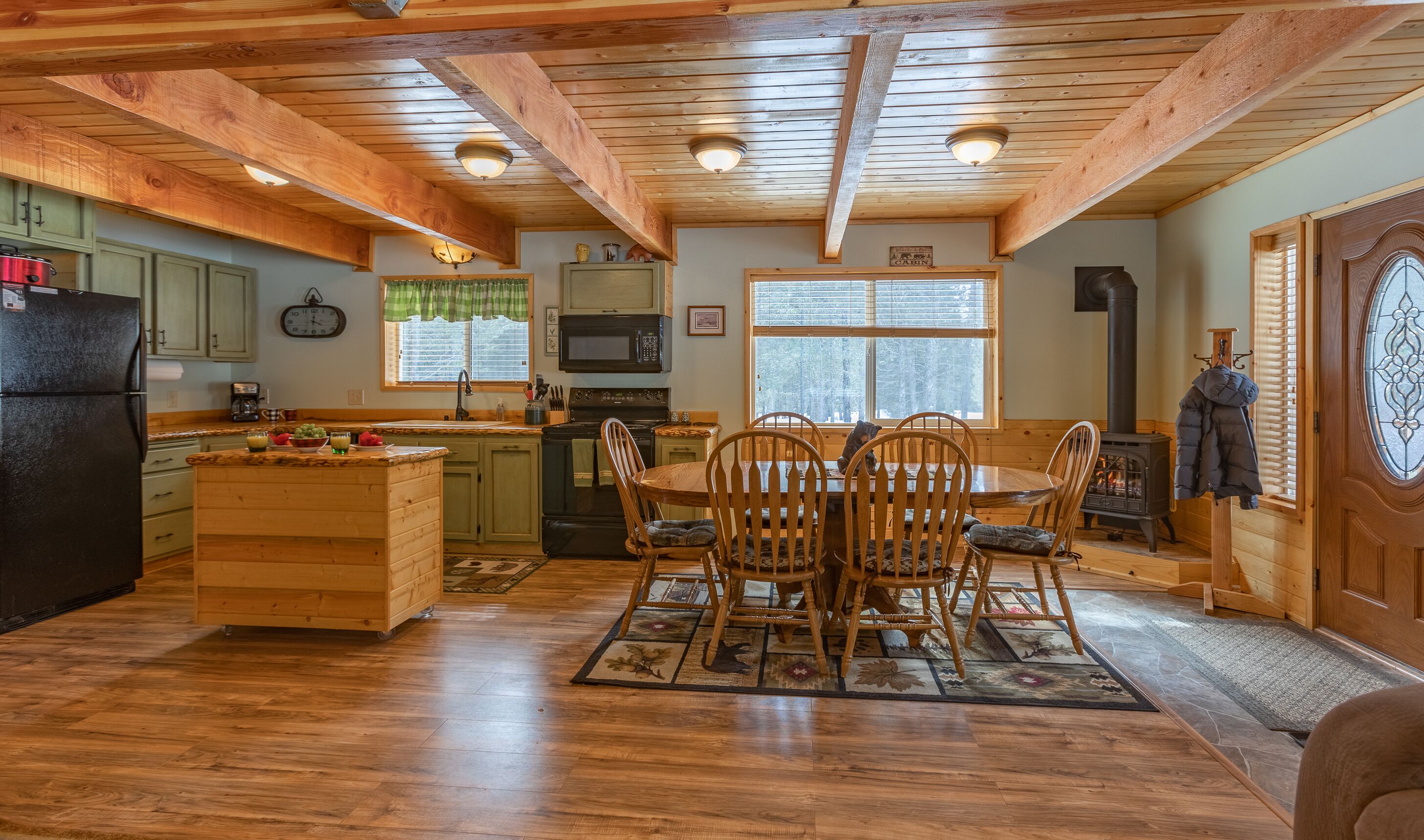 KABINO: Hot Tub Dog Friendly Fire Pit Roku High Chair