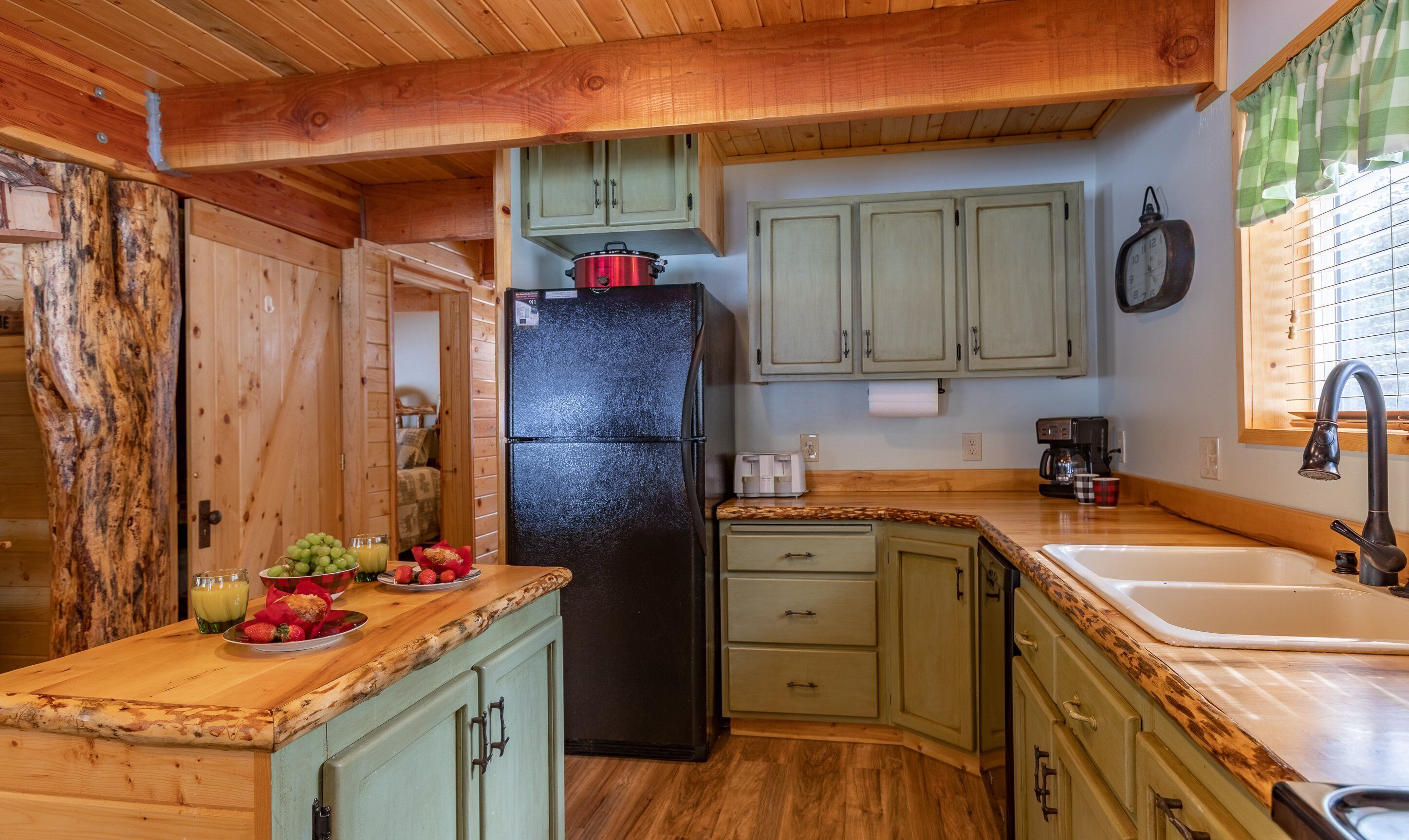 KABINO: Hot Tub Dog Friendly Fire Pit Roku High Chair