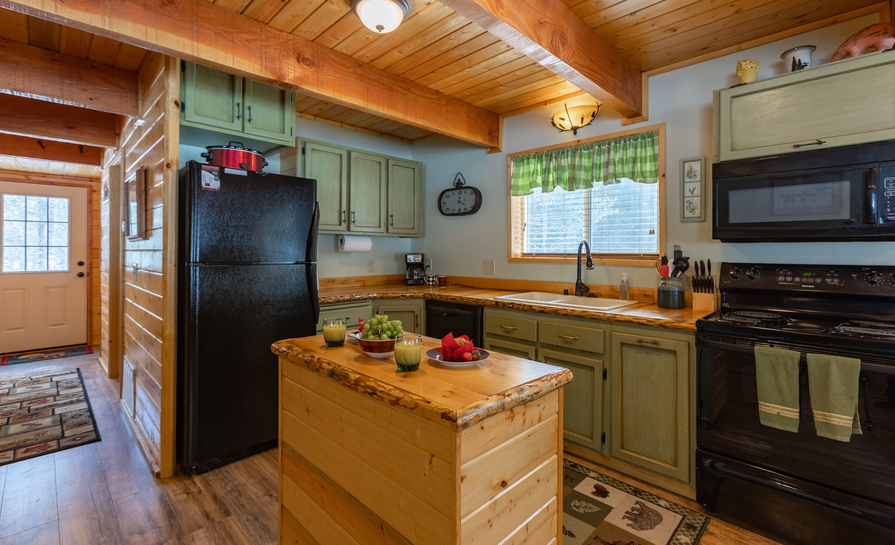 KABINO: Hot Tub Dog Friendly Fire Pit Roku High Chair