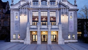 A historic building with a grand entrance, large windows, and a prominent sign reading "Stadt-Theater". - Ravensberger Hof (Bielefeld)