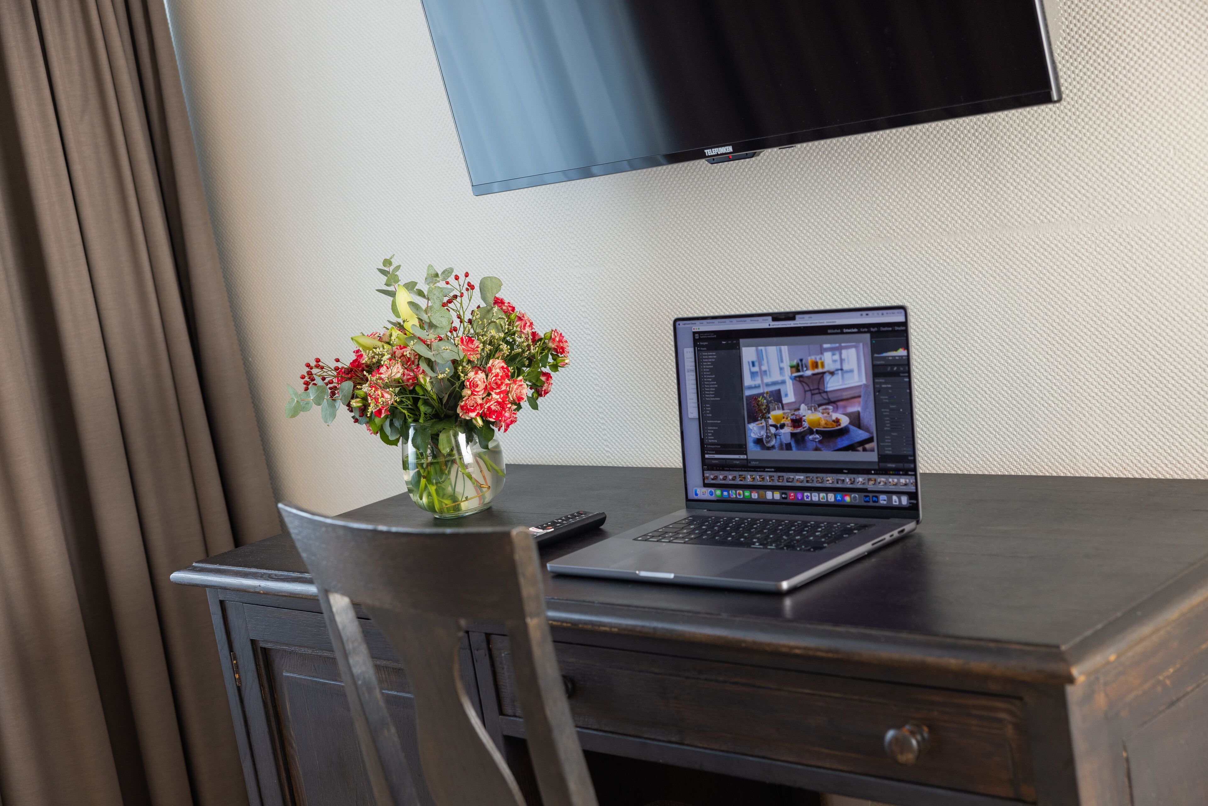 classic double room | living area | 50-inch led tv with satellite channels, tv