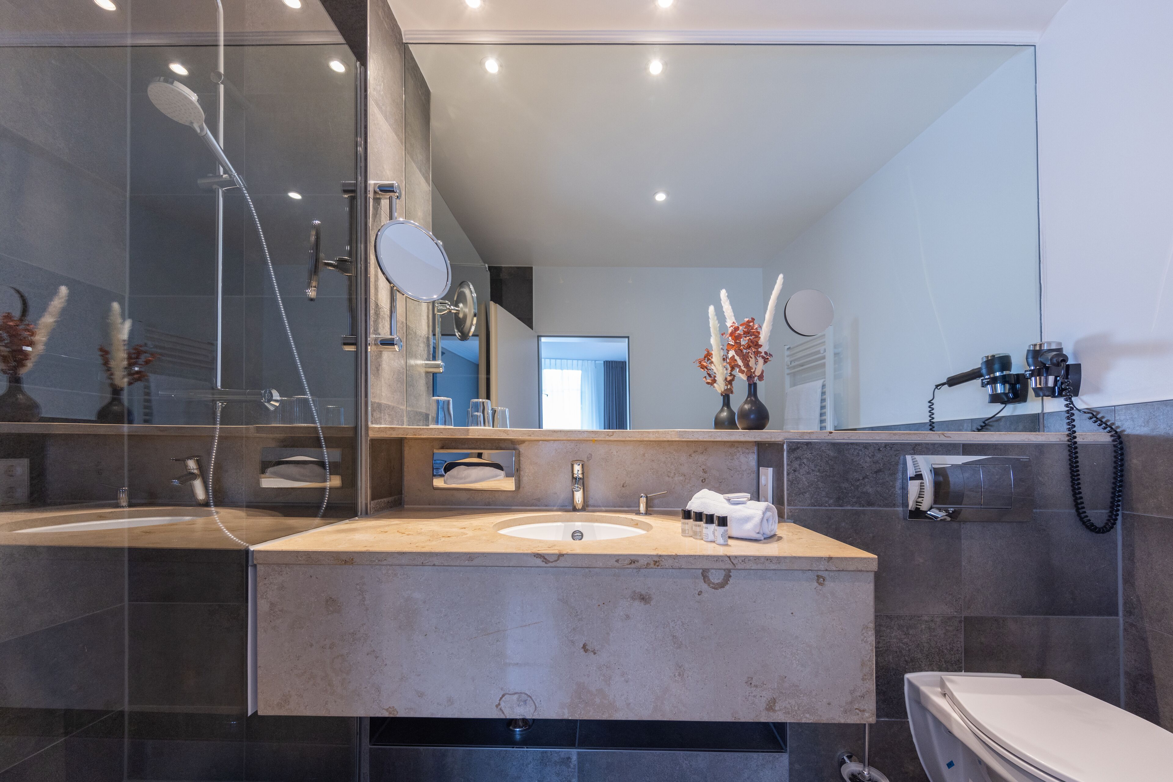 classic single room | bathroom | shower, hair dryer, bidet, towels