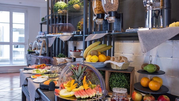 A buffet with a variety of fruits, vegetables, and pastries. - Ravensberger Hof (Bielefeld)