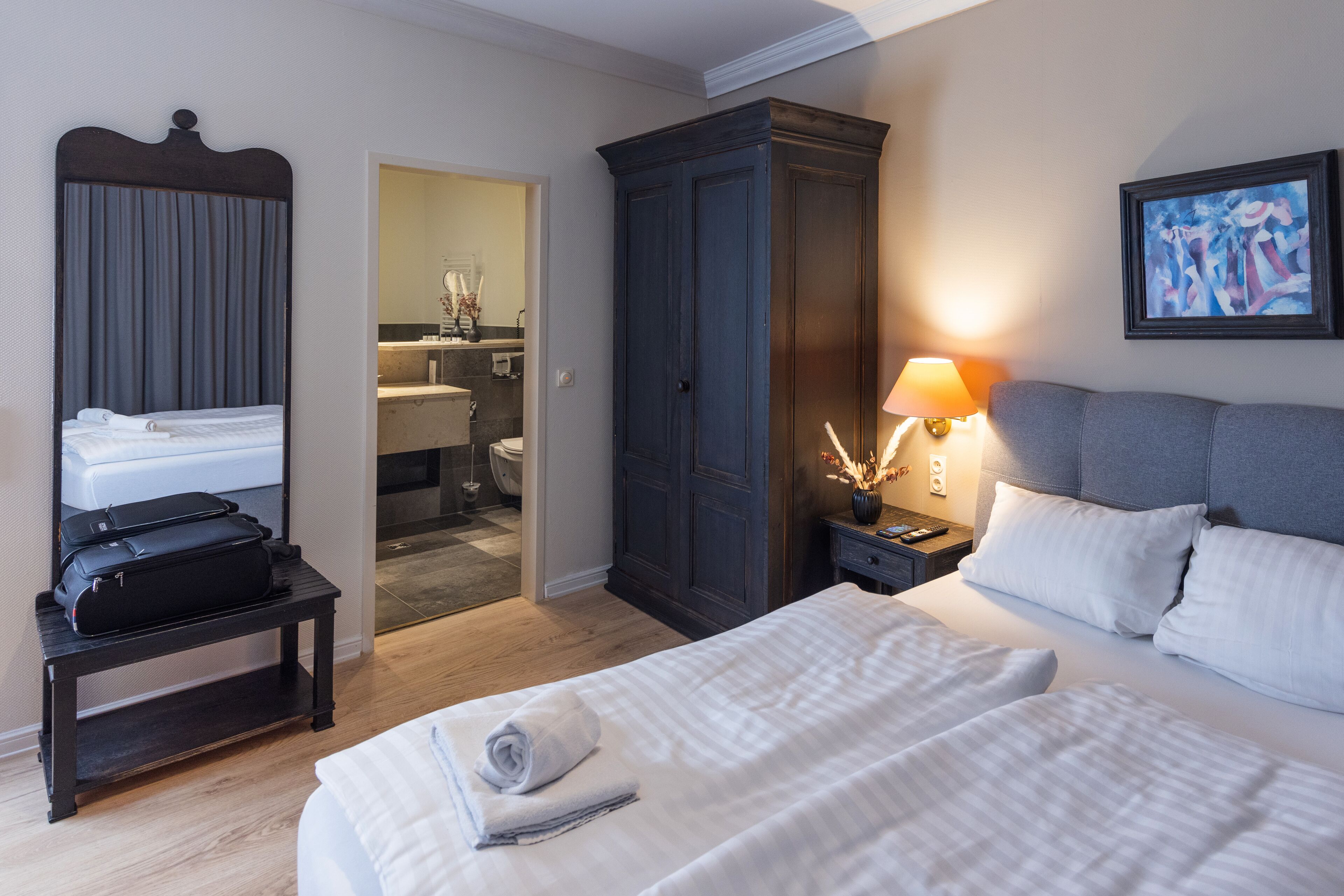 classic double room | 1 bedroom, down duvets, minibar, desk