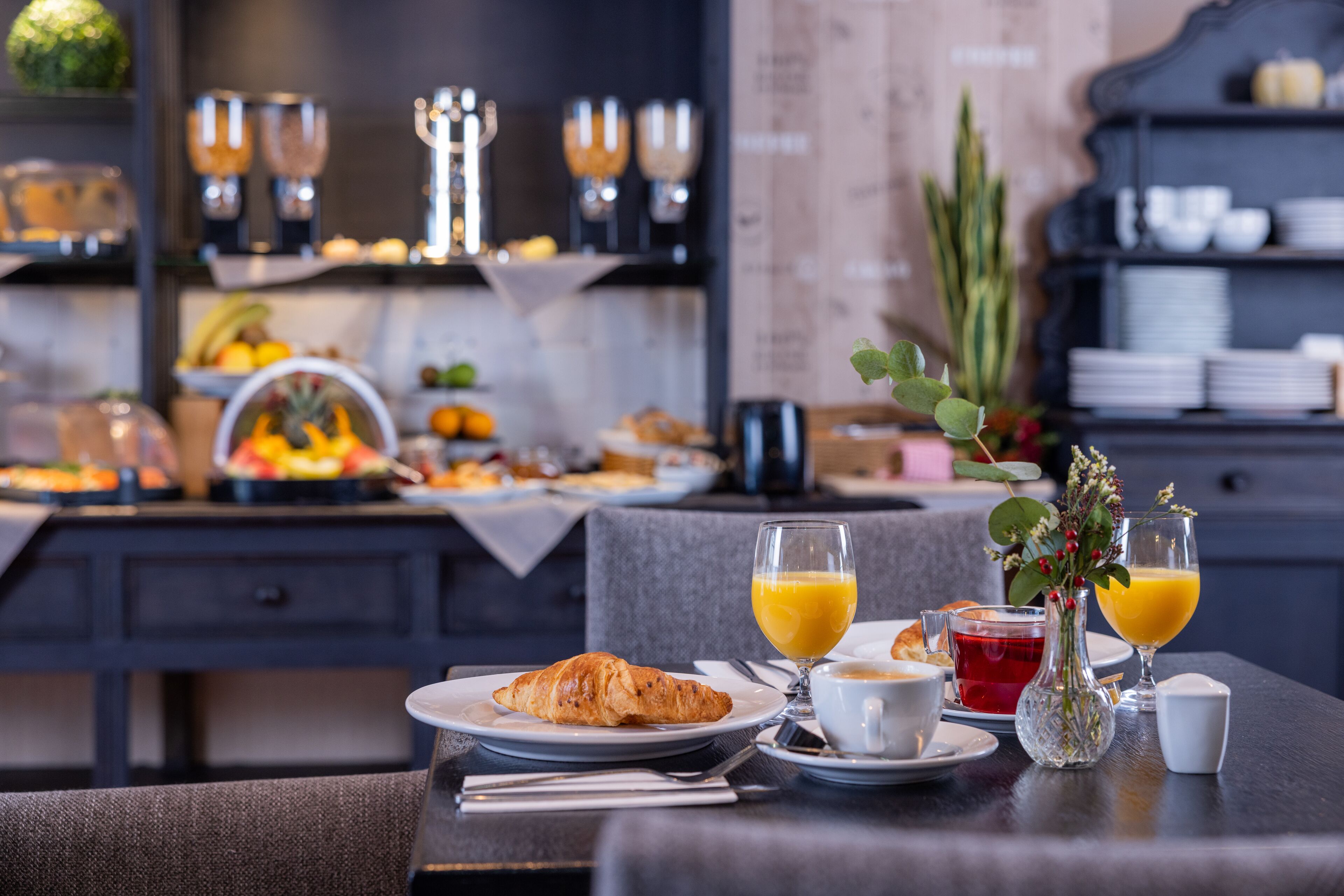 Bữa sáng buffet hàng ngày (22 EUR/mỗi người) 