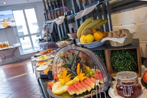Tägliches Frühstücksbuffet gegen Gebühr