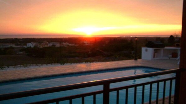 حمّام سباحة خارجي، حمّام سباحة مُدفَّأ