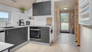 Wasserkocher mit Kaffee-/Teezubehör, Kühlschrank, Mikrowelle