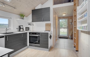 Coffee/tea maker, fridge, microwave, dishwasher - Amazing home in Løkken with sauna (Løkken)