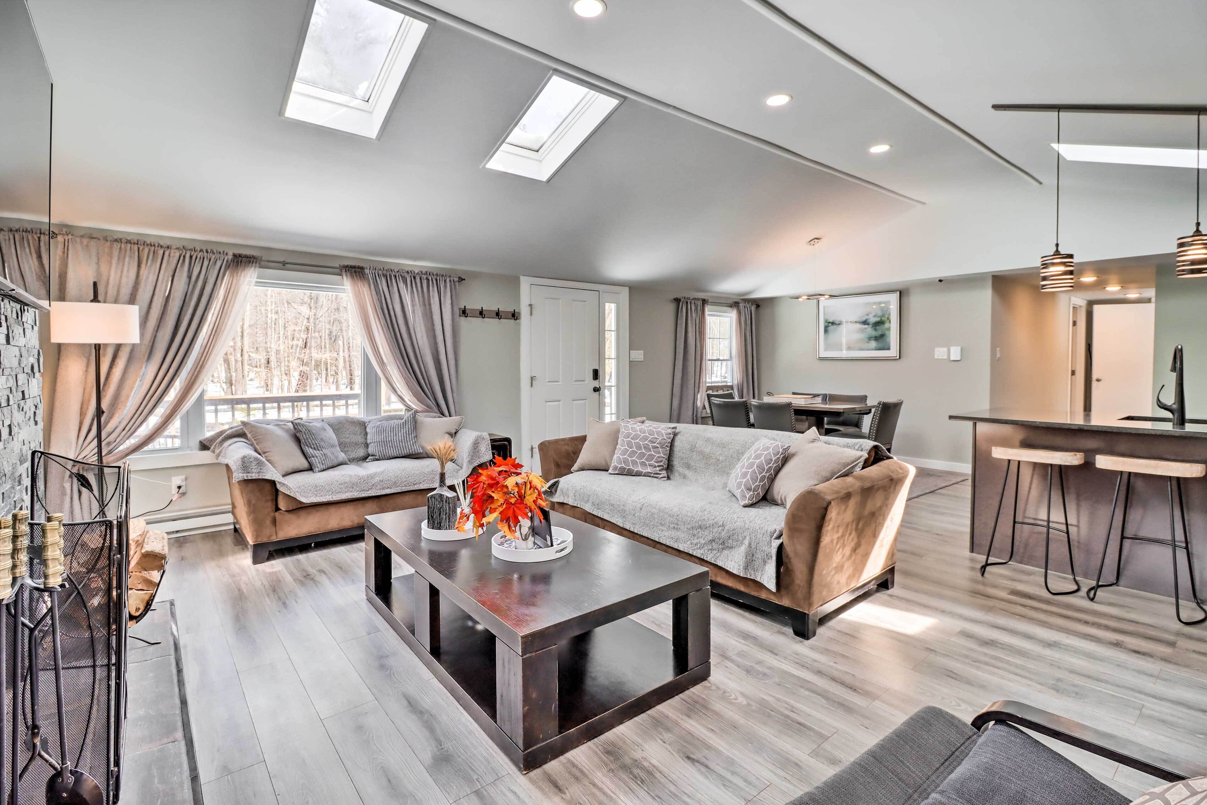 Modern-Chic Pocono Escape: Hot Tub, Fireplace