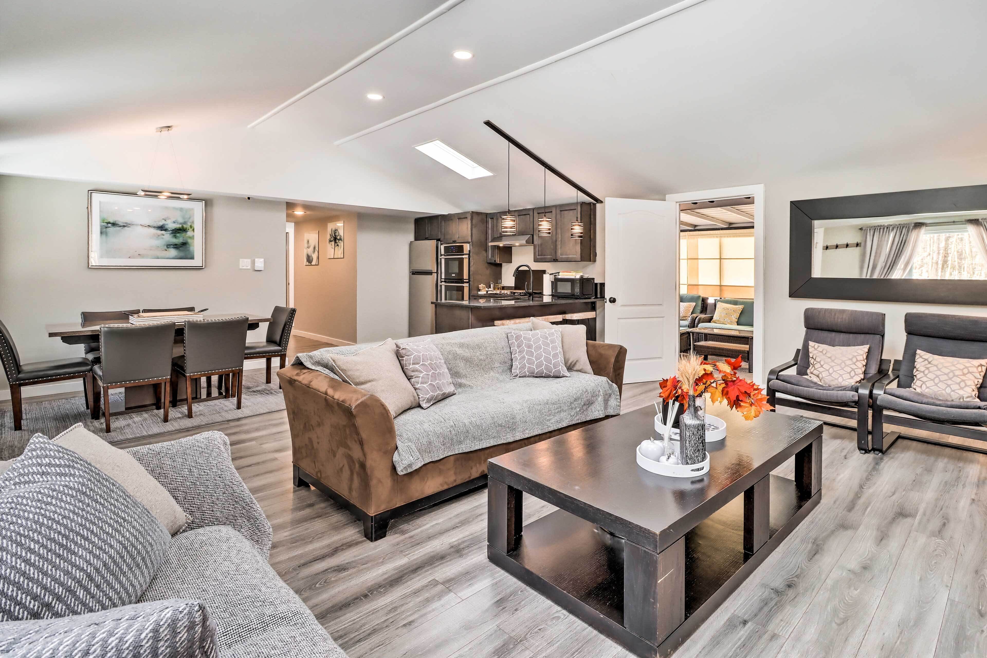 Modern-Chic Pocono Escape: Hot Tub, Fireplace