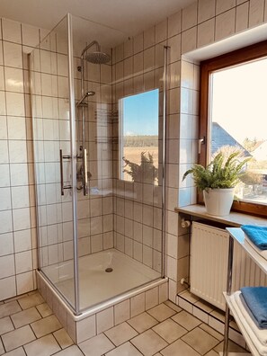 Badewanne, Haartrockner, Handtücher, Seife