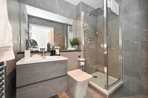 Douche, sèche-cheveux, peignoirs, serviettes fournies