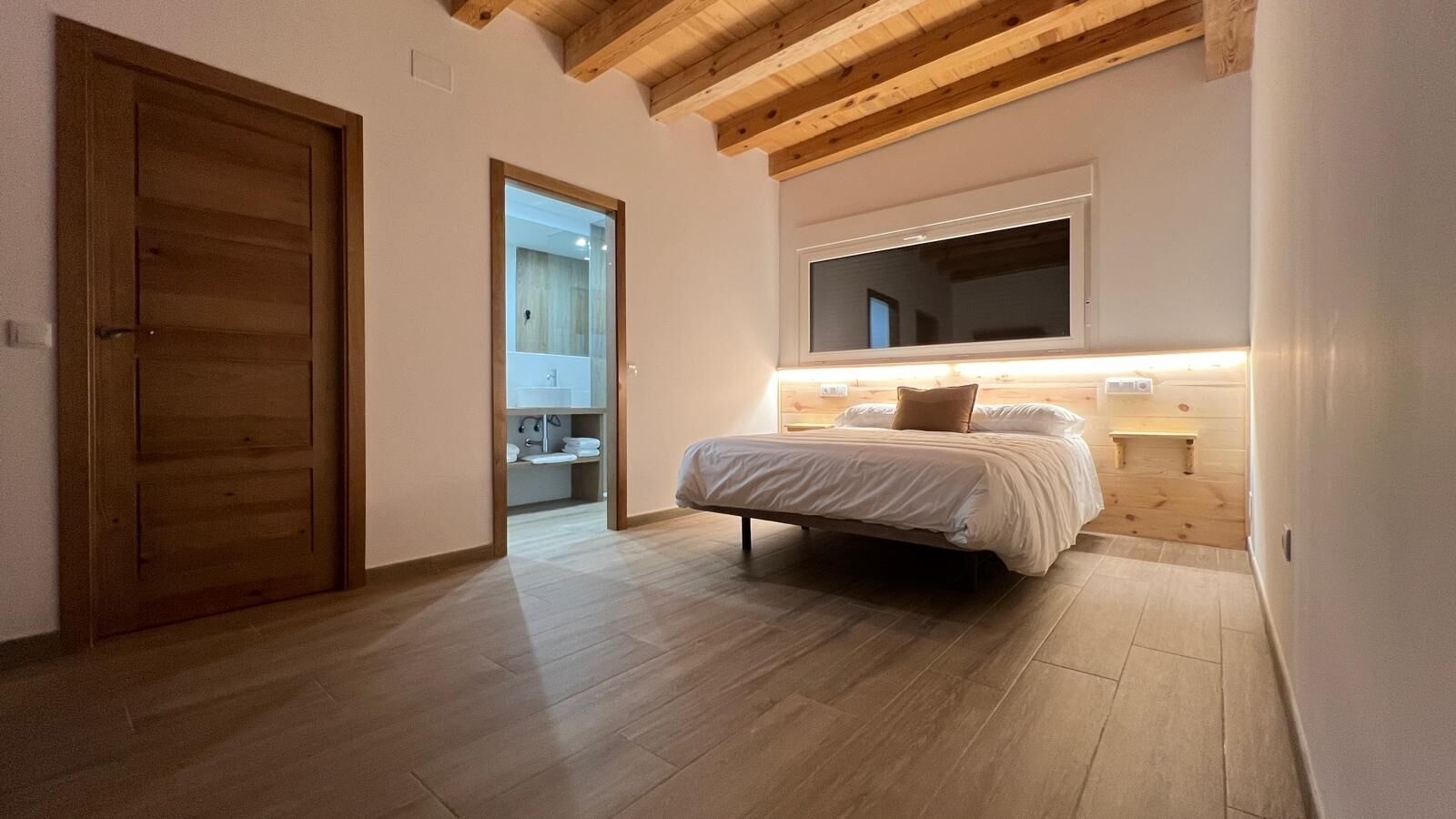 3 dormitoris, un bressol de viatge, wifi gratuïta i roba de llit 