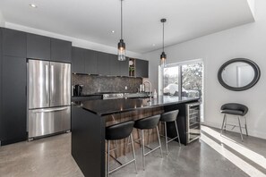 Køleskab, mikrobølgeovn, ovn, kogeplade