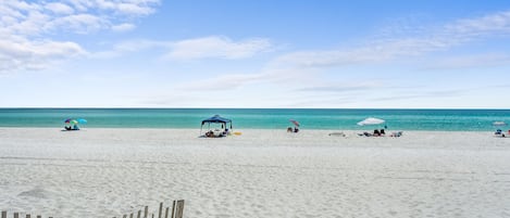 På stranden