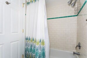 Combined shower/tub, hair dryer, towels - Blissful Gulf Front Condo w/ Community Pool (Pensacola Beach)
