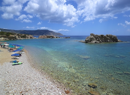 Spiaggia privata, lettini da mare, ombrelloni. Cavo Marelia