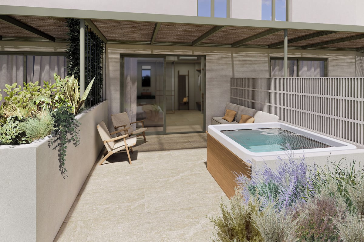 Un espacio exterior moderno con jacuzzi, asientos y jardineras.
