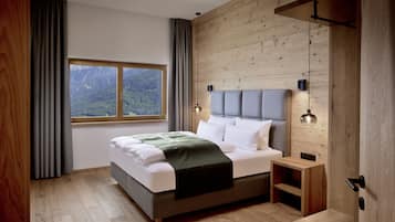 2 bedrooms, Egyptian cotton sheets, premium bedding, down comforters