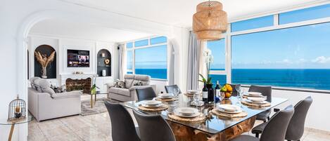 Appartement présidentiel | Aire de séjour | Téléviseur connecté de 55 po avec télévision par satellite, téléviseur