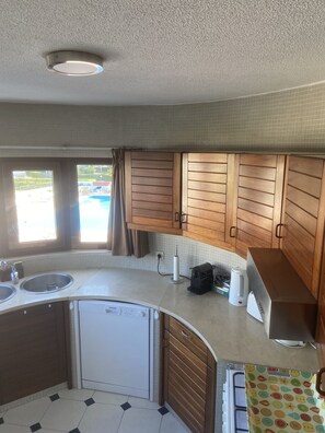 Kjøleskap, ovn, oppvaskmaskin og vannkoker