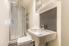 Douche, sèche-cheveux, serviettes fournies, savon