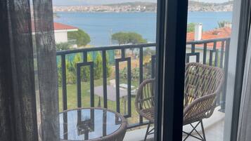 Comfort Room, Garden View | Premium bedding, free minibar, free WiFi, bed sheets