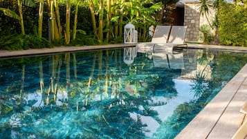 Una piscina al aire libre de temporada