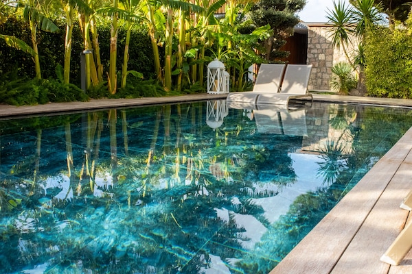 Una piscina al aire libre de temporada