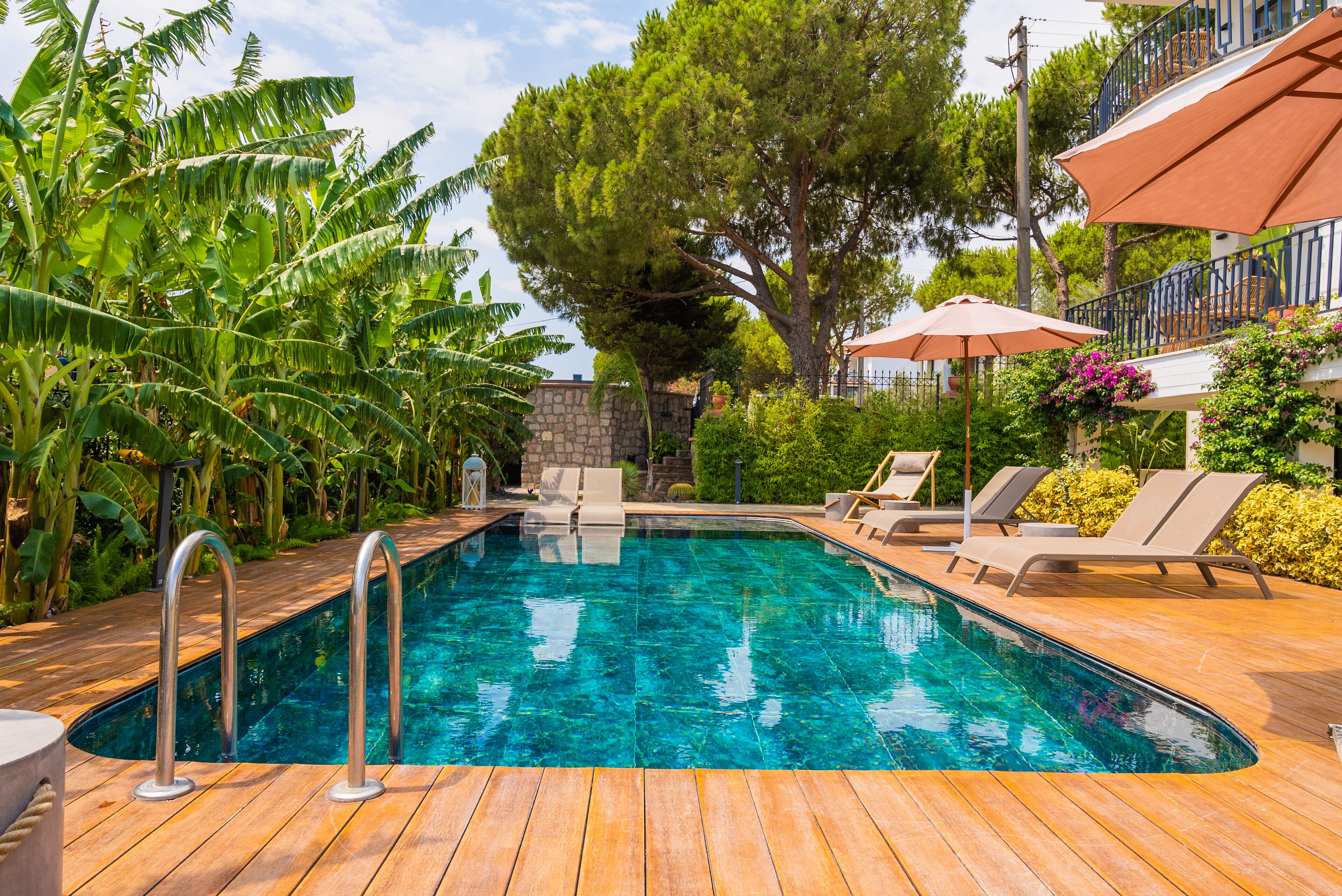 Una piscina al aire libre de temporada