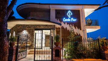 Vista frontal de la propiedad