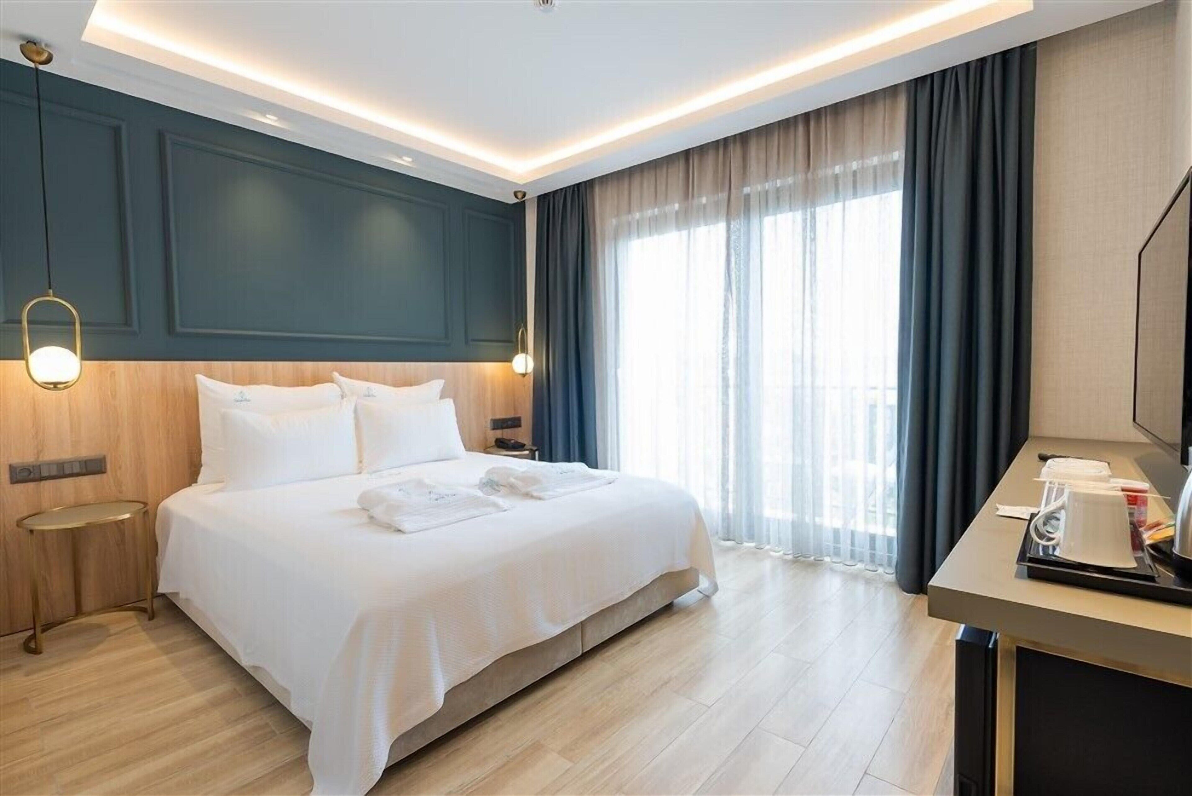 Premium bedding, free minibar, free WiFi, bed sheets