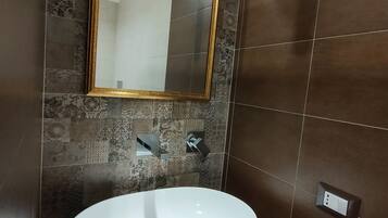 Douche, sĂšche-cheveux, bidet, serviettes fournies