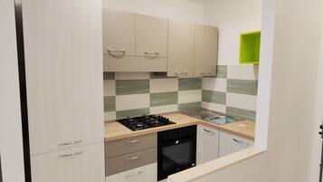 Kühlschrank, Ofen, Geschirrspüler, Wasserkocher mit Kaffee-/Teezubehör