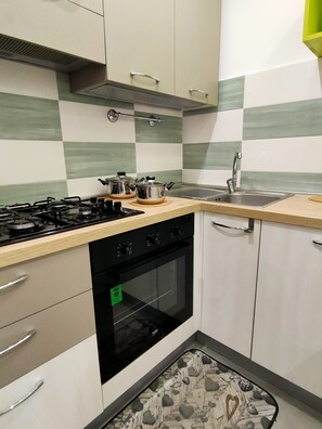 Fridge, oven, dishwasher, coffee/tea maker - Central apartment in private area (Barletta)