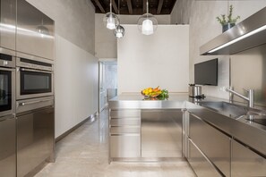 Kühlschrank, Ofen, Geschirrspüler, Wasserkocher mit Kaffee-/Teezubehör