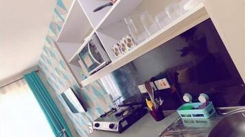 Business Apartment | Private kitchen | Fridge, microwave, electric kettle, toaster