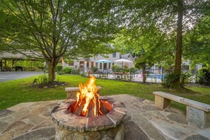 Terrace/patio - Poolside Escape - Luxurious Home w/Private Pool (Helen)