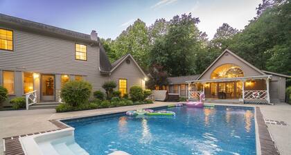 Poolside Escape - Luxurious Home w/Private Pool/Hot Tub & Game Room in Downtown