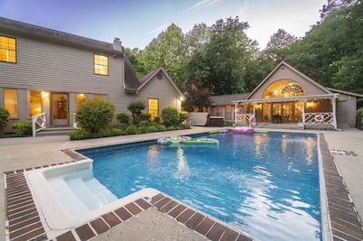 Poolside Escape - Luxurious Home w/Private Pool/Hot Tub & Game Room in Downtown